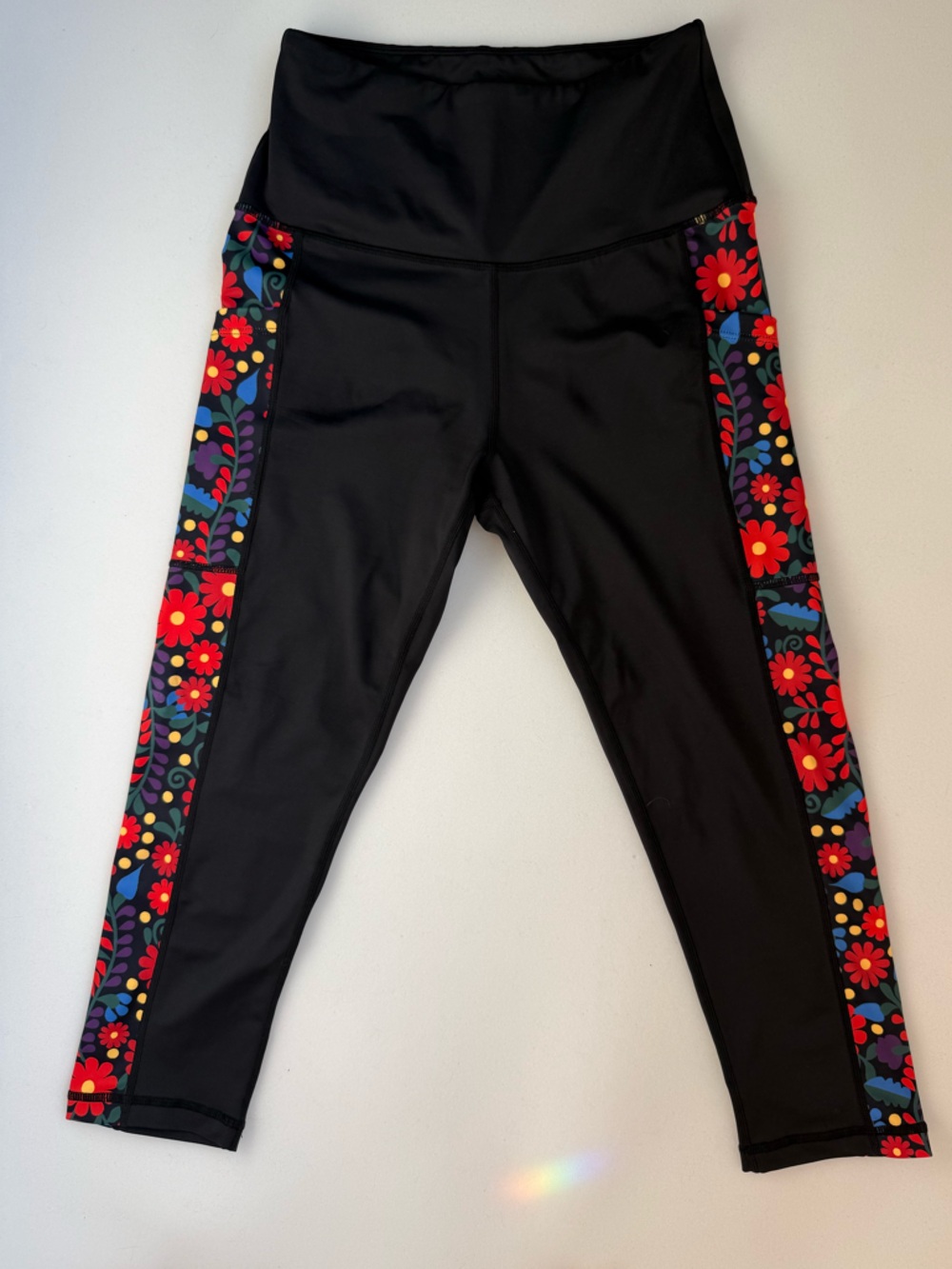Love Her Shop Women's Leggings Size Small Black Hearts And Flower Hippi Capri